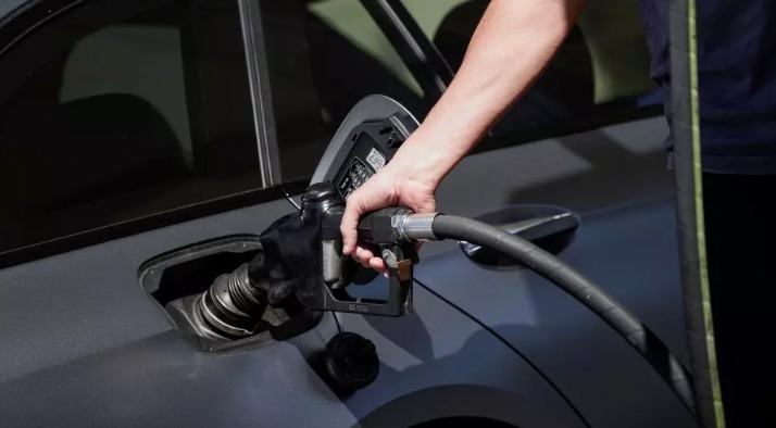 Preço médio da gasolina cai mais de 13 centavos em Curitiba (PR)